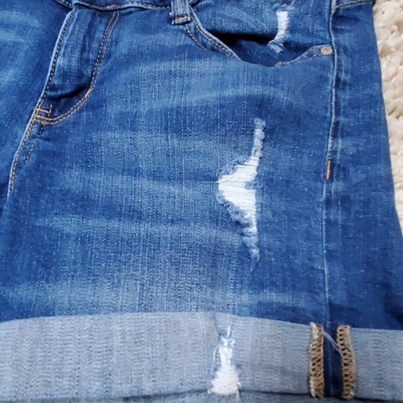 SOLD! Arizona Jean shorts - Picture 4 of 6